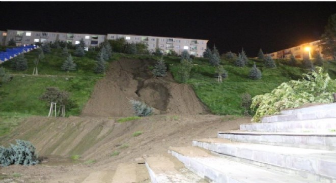 Biriken su parkta toprak kaymasına neden oldu