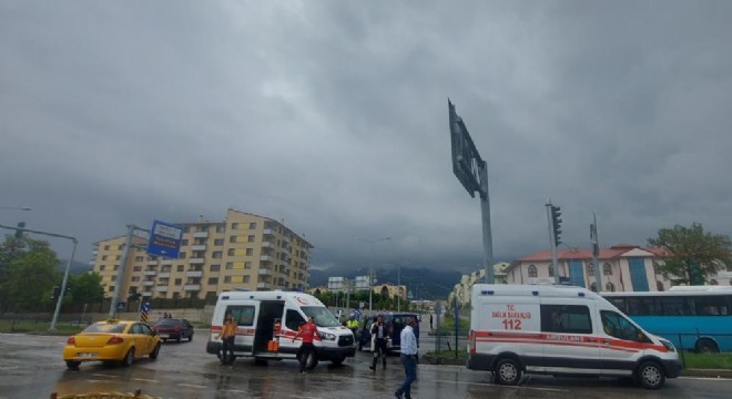 Hasta taşıyan ambulans kaza yaptı