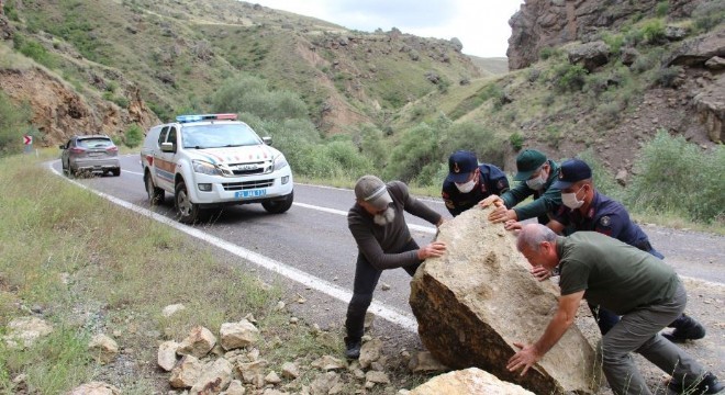 Jandarma ekibi sürücülerin duasını aldı