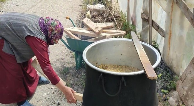 Uzundere’de dut kazanları ateşe konuldu