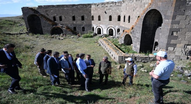 Vali Çiftçi tabyalarda incelemelerde bulundu