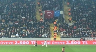 Gençlerbirliği taraftarları tribüne Doğu Türkistan bayrağı astı
