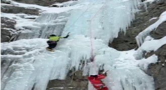 Uzundere'de buz tırmanışında ayı paniği