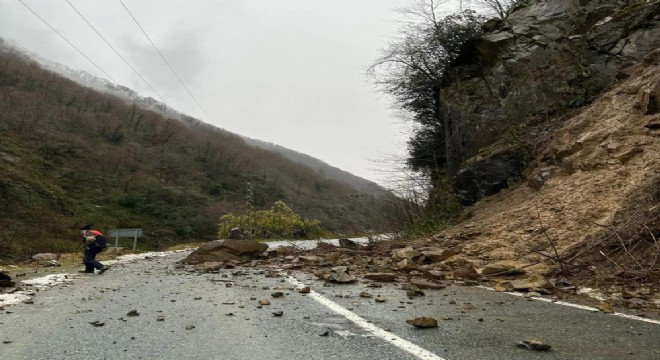 Şiddetli yağış heyelan ve taşkına yol açtı